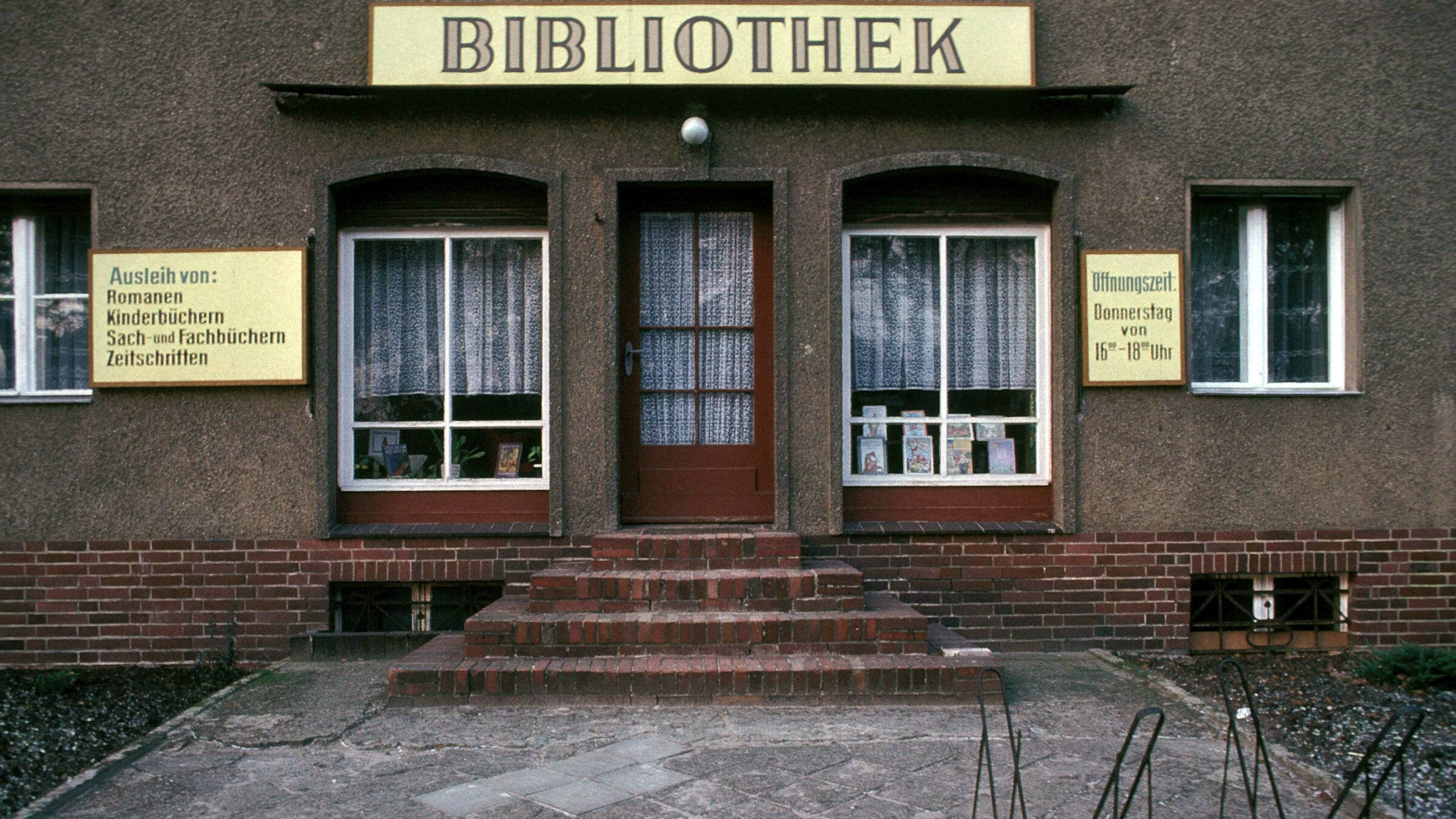 Eingang einer Bibliothek in der DDR.