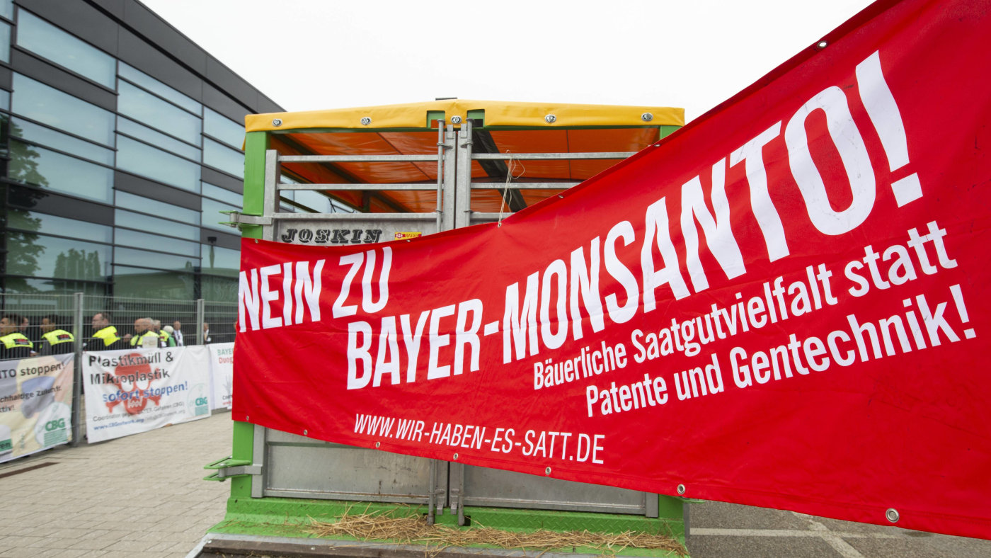 Plakat mit der Aufschrift "Nein zu Bayer-Monsanto". Aktivisten protestieren gegen die Fusion von Bayer und Monsanto, gegen Glyphosat, Landwirte gegen Saatgut-Patente und Ackergifte, Imker gegen Bienensterben. Demonstrationen vor dem Bonner World Converence Center, Hauptversammlung der Bayer AG in Bonn.