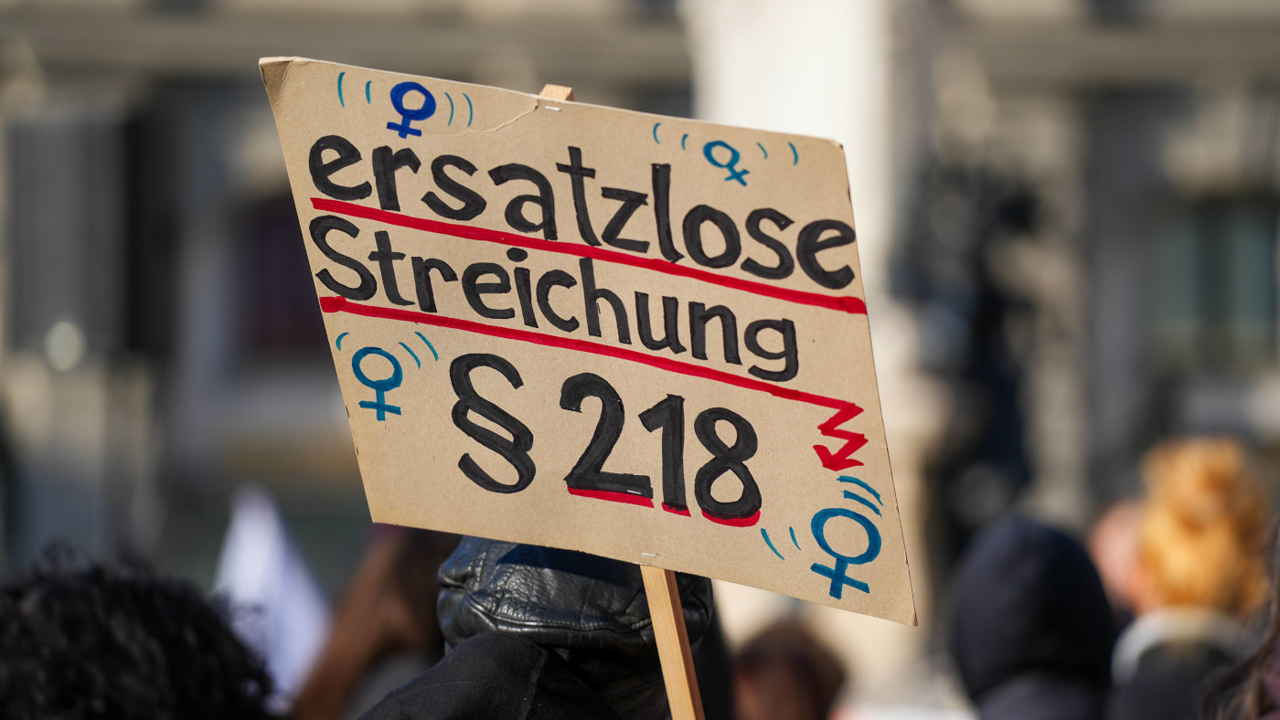 Demonstration zum Internationalen Frauentag am 8. März in Augsburg unter dem Motto: Antifaschistisch geht nur feministisch. Schild: Ersatzlose Streichung §218. Paragraph zum Schwangerschaftsabbruch.
