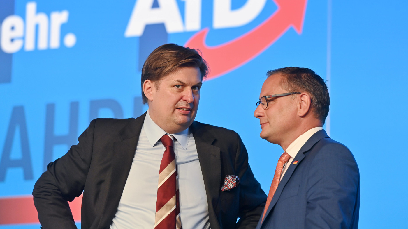 Das Foto zeigt links Maximilian Krah, Spitzenkandidat der AfD (Alternative für Deutschland) für die Europawahl, und rechts daneben Tino Chrupalla, Bundessprecher der AfD.