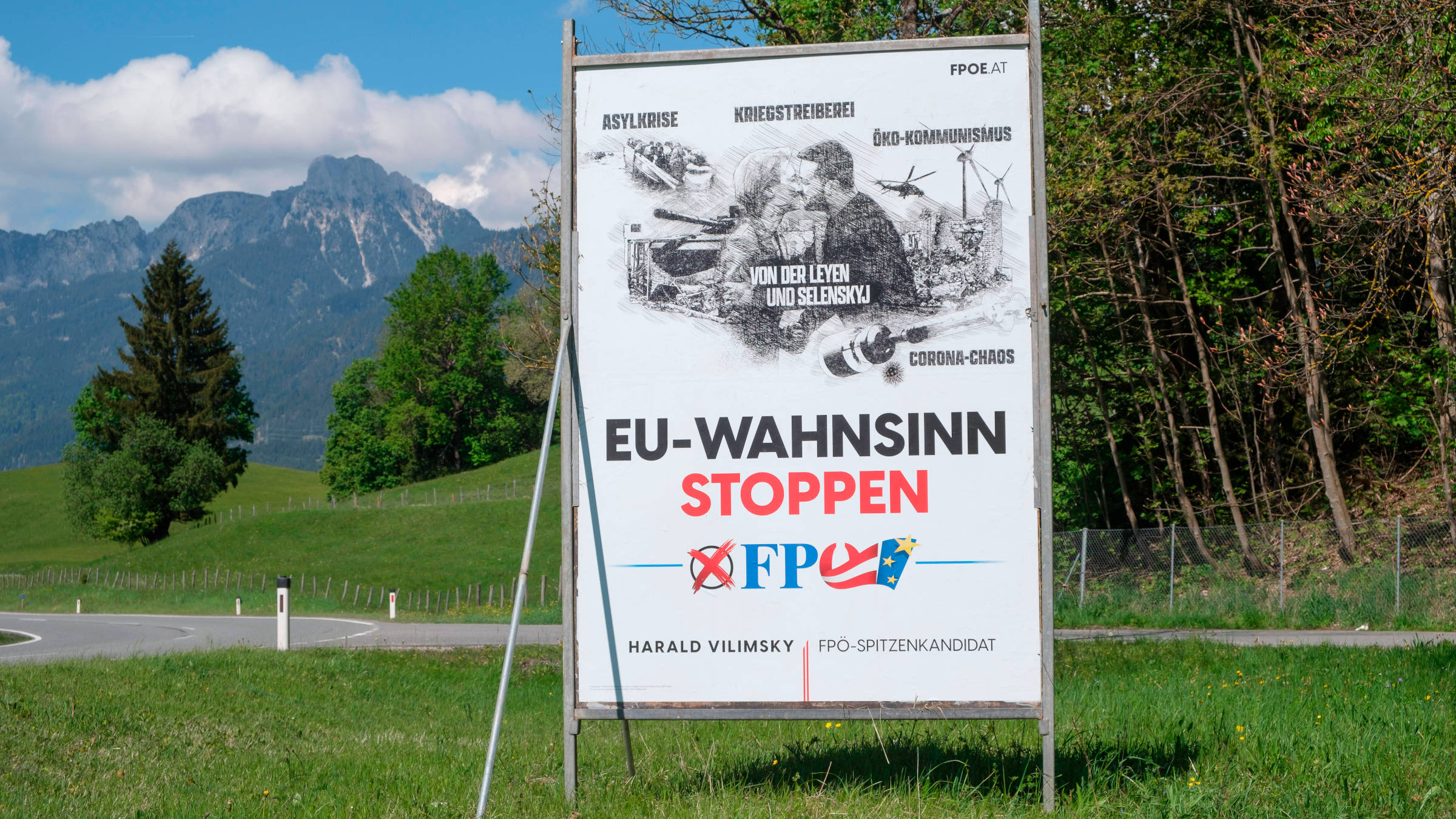 Ein Plakat der rechtsextremen Partei FPÖ aus Österreich zur Europawahl mit dem Slogan "EU-Wahnsinn stoppen".