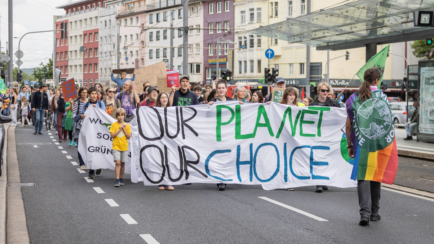 Ein Demozug in Bonn. Ein breites Bündnis um Fridays for Future mobilisierte vor der Europawahl zu Demos, um für den Klimaschutz und gegen rechte Parteien bei der Europawahl 2024 zu demonstrieren.