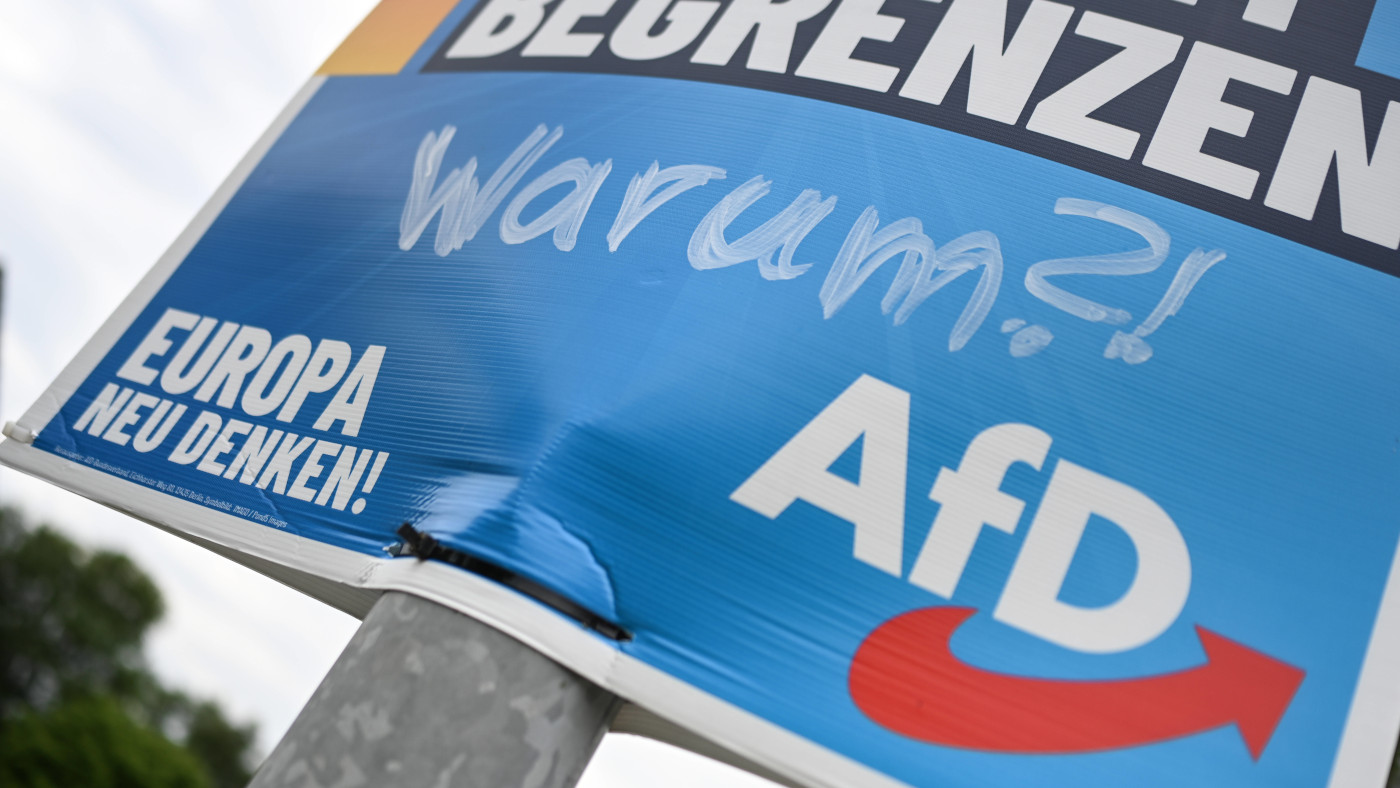 Der untere Abschnitt eines Wahlplakates der AfD an einem Laternenpfosten ist zu sehen. Zu lesen sind der Schriftzug unten links "Europa neu denken". In der rechten unteren Ecke ist das Logo der AfD zu sehen.