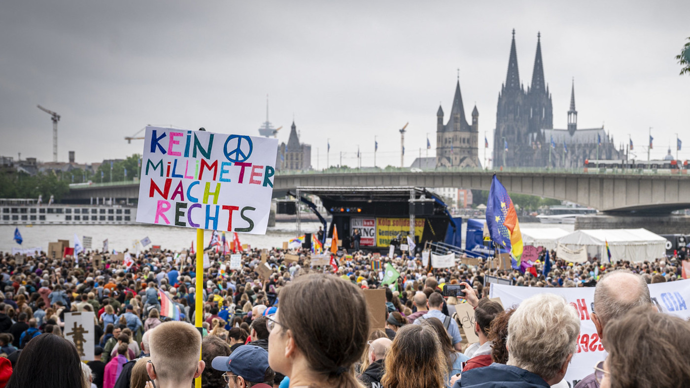 Unter dem Motto "Demokratie-Demos 2024 – Keine Stimme den Rechtsextremisten" versammelten sich Tausende Bürger*innen auf der Deutzer Werft, um ein starkes Zeichen gegen die AfD und für die bevorstehenden Europawahlen zu setzen.