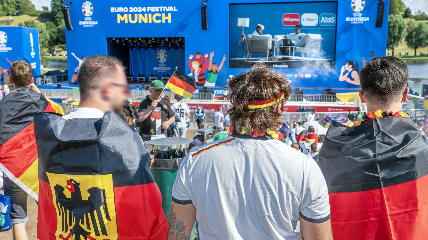 Deutschland-Fans bei der Fußball-EM 2024 in der Fan Zone des Olympiaparks in München.