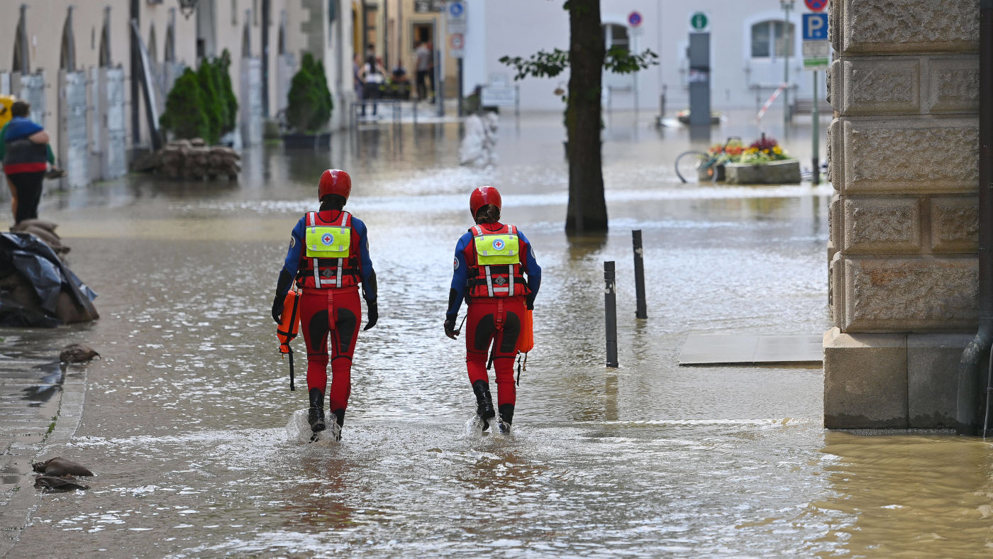 Hochwasser in Passau am 5. Juni 2024. Zwei DLRG-Schwimmer gehen in voller Montur durch das Wasser. In den Gassen der Altstadt steht immer noch das Wasser.