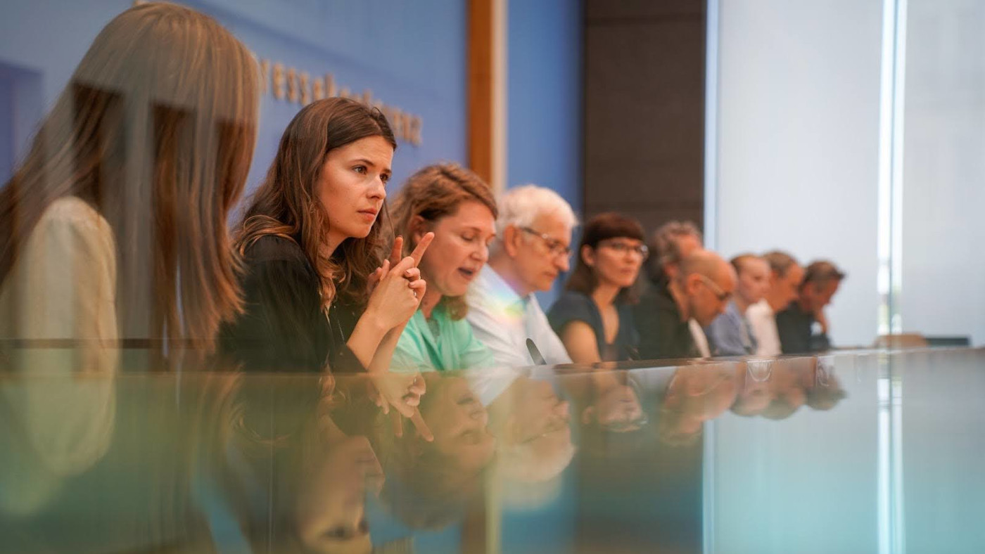 Vertreter*innen von deutschen Klimaschutz- und Umweltverbänden bei einer Pressekonferenz. Im Fokus ist Luisa Neubauer von Fridays for Future Deutschland.