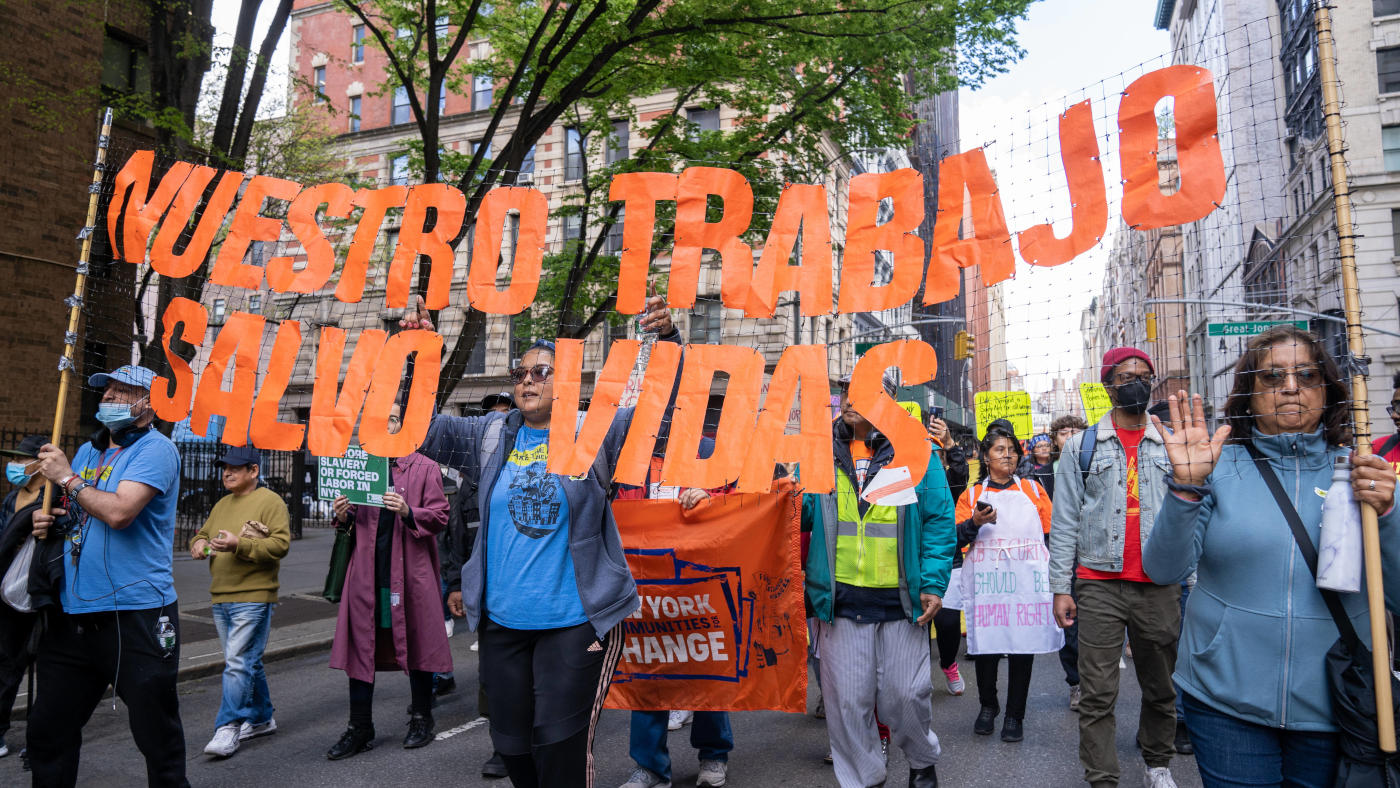Menschen demonstrieren am 1. Mai 2023, dem Internationalen Tag der Arbeit, bei einem Protest in New York.