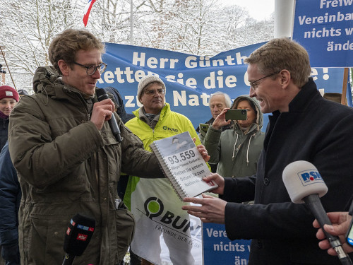 Malte Wenzel übergibt vor der Staatskanzlei in Kiel die Petition für einen Ostsee-Nationalpark an den Ministerpräsidenten von Schleswig-Holstein Daniel Günther. 