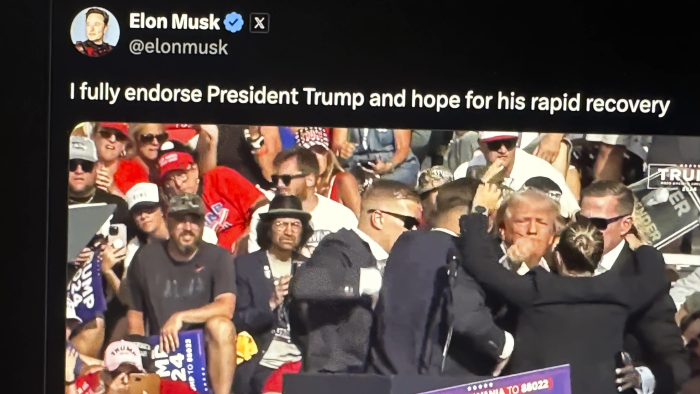 Ein Foto von einem beitrag auf X von dessen Besitzer Elon Musk. Er kommentiert das versuchte Attentat auf Donald Trump. Übersetzung: "Ich unterstütze Präsident Trump voll und ganz und hoffe auf eine schnelle Genesung"