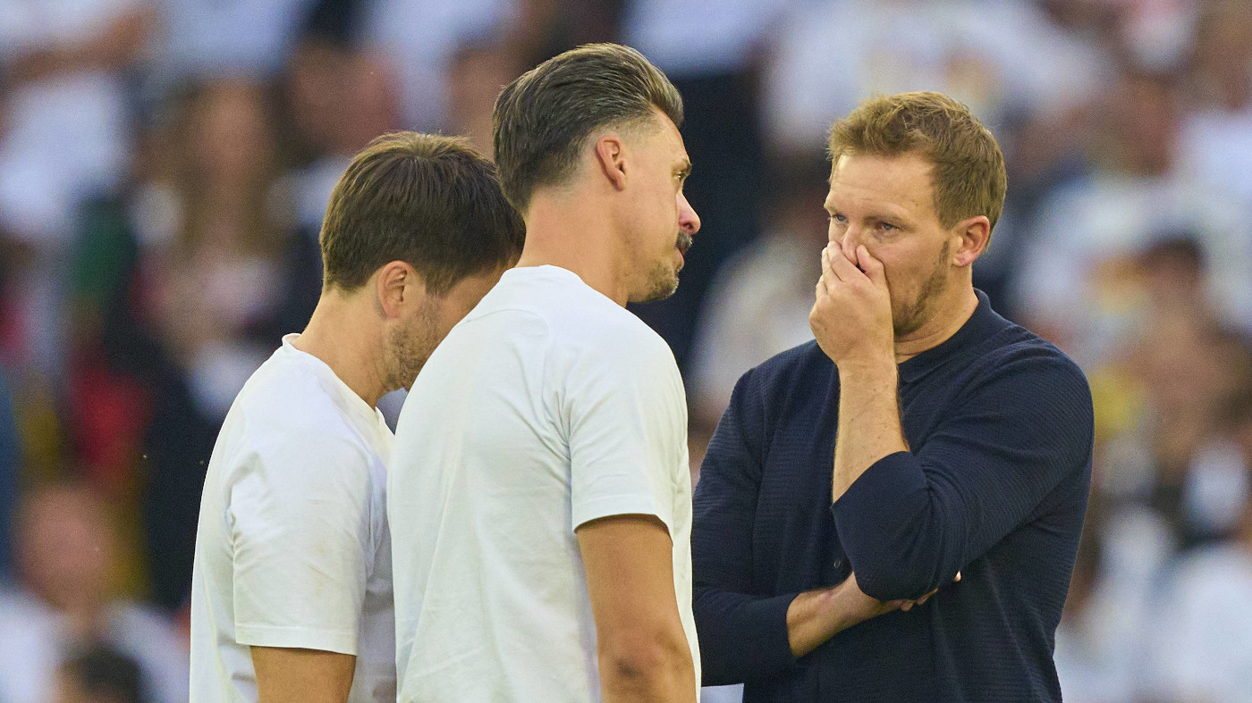 Der Fußball-Bundestrainer der Männer Julian Nagelsmann (rechts) mit seinen beiden Co-Trainern Sandro Wagner und Benjamin Glück (links in weiß).