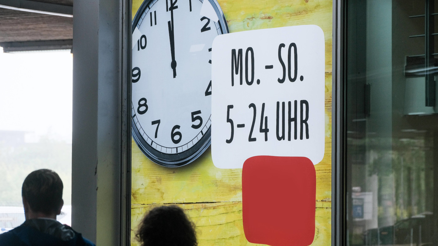 Supermarkt-Öffnungszeiten stehen an einer Wand im Flughafen Düsseldorf.