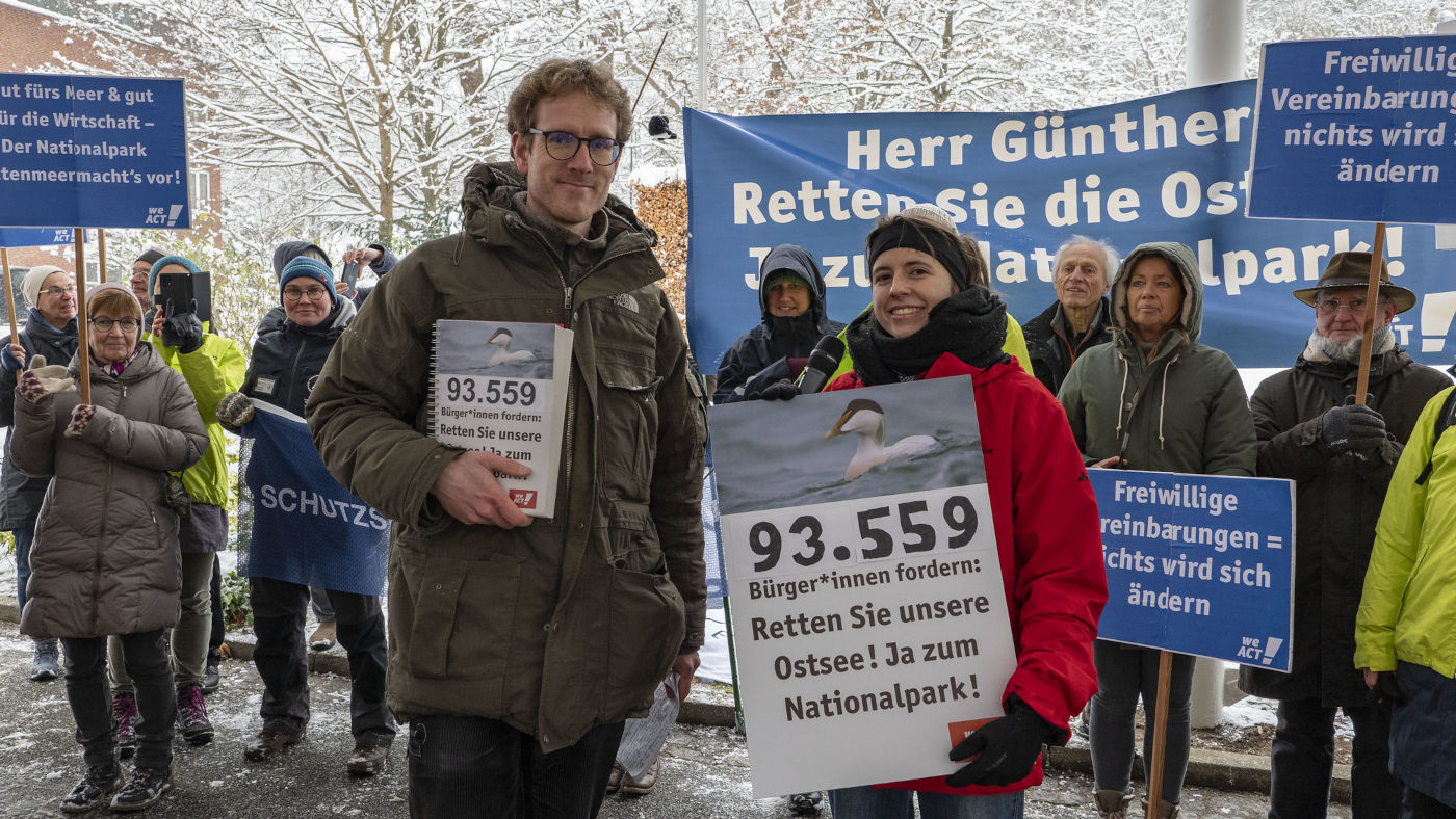 Übergabe der Petition vor der Staatskanzlei in Kiel.