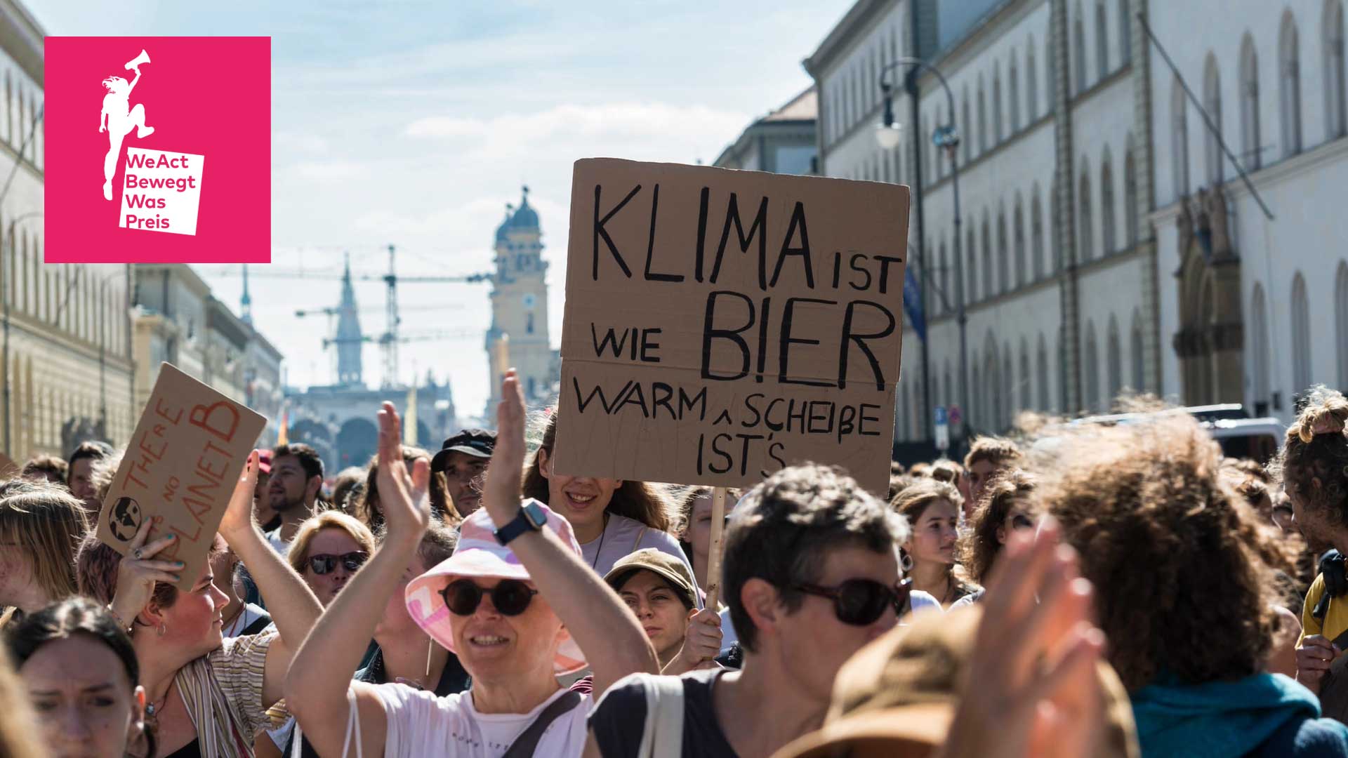 Eine Gruppe an Demonstranten setzt sich für Klimaschutz ein.