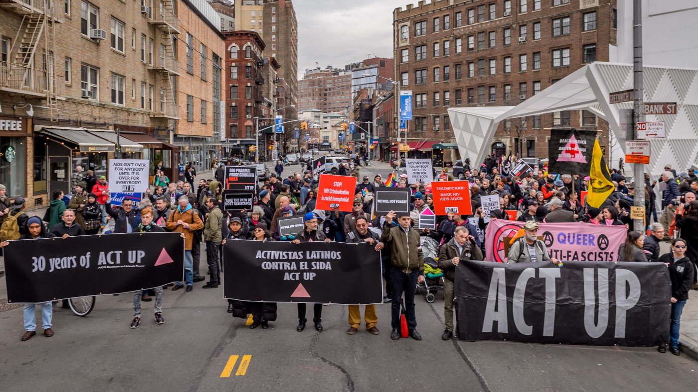 Hunderte Menschen kommen 2017 auf der West 12th Street in New York City am AIDS Memorial zusammen, um das 30-jährige Bestehen von Act up zu feiern.