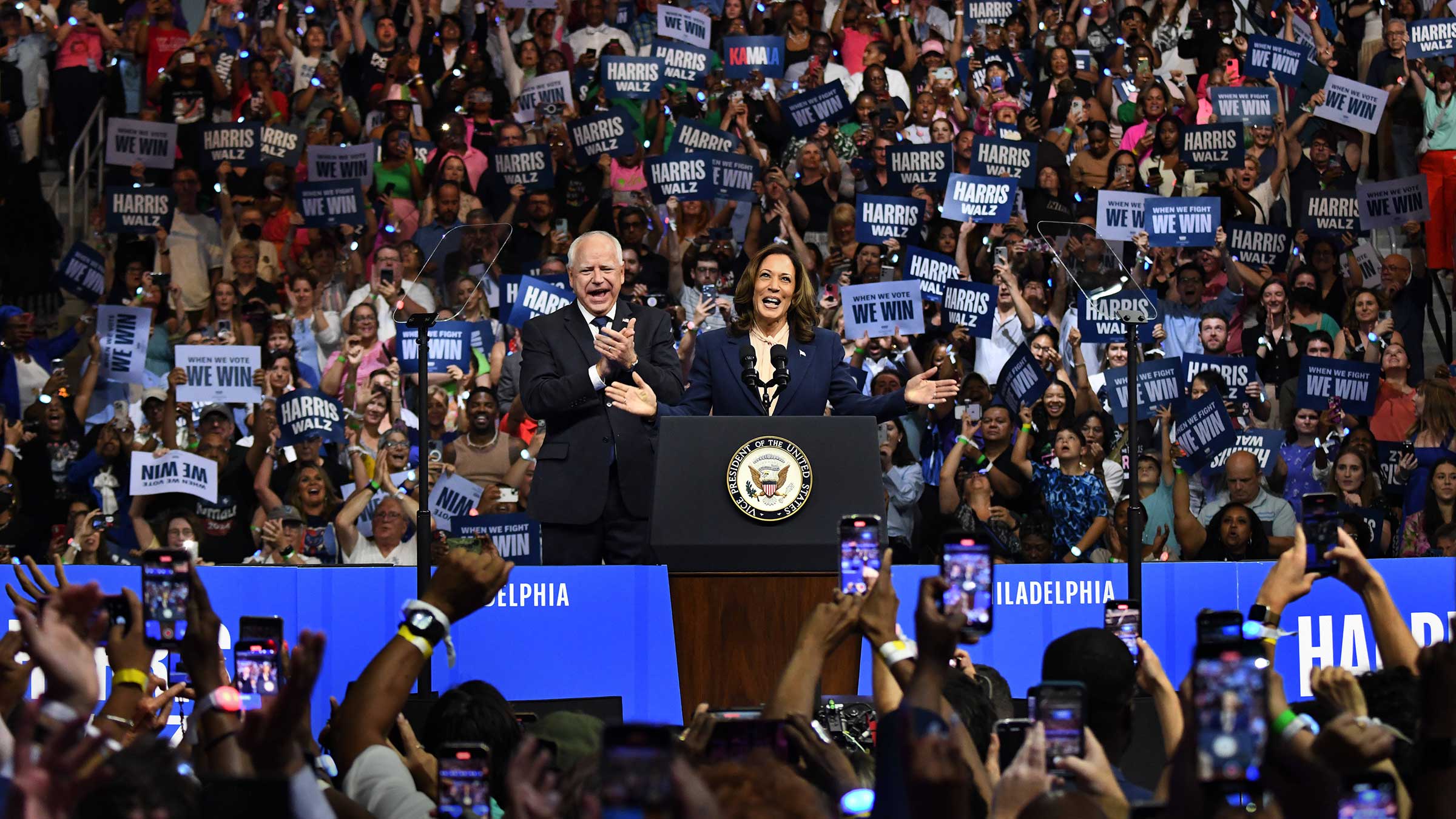 Präsidentschaftskandidatin Kamala Harris und ihre Vizepräsidentschaftskandidaten Tim Walz in Philadelphia