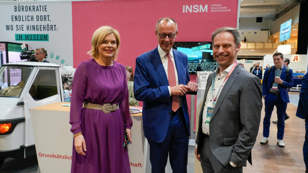 Der Geschäftsführer der INSM Thorsten Alsleben (r.) zusammen mit CDU-Chef Friedrich Merz (m.) und Julia Klöckner (l.) auf dem CDU-Parteitag im Mai. Alsleben war auch Gast des Lobbytreffens "Berlin Campaign Conference".