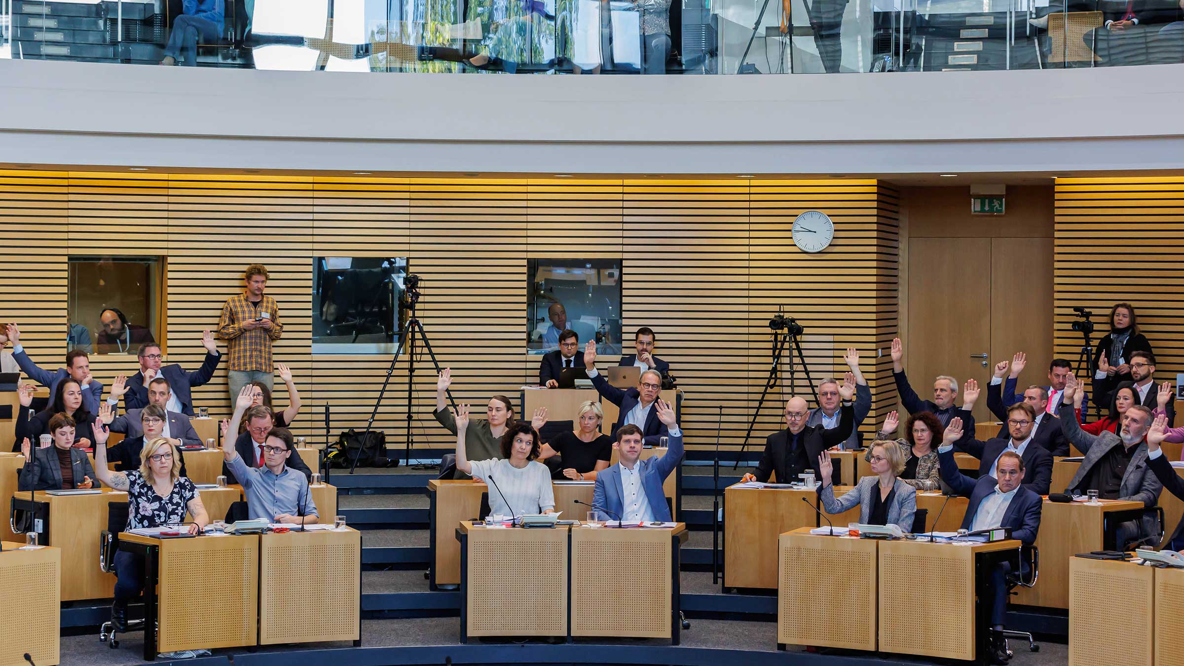 Politiker der Parteien Die Linke, SPD, BSW bei einer Abstimmung der am Samstag fortgesetzten konstituierenden Sitzung im Thüringer Landtag.