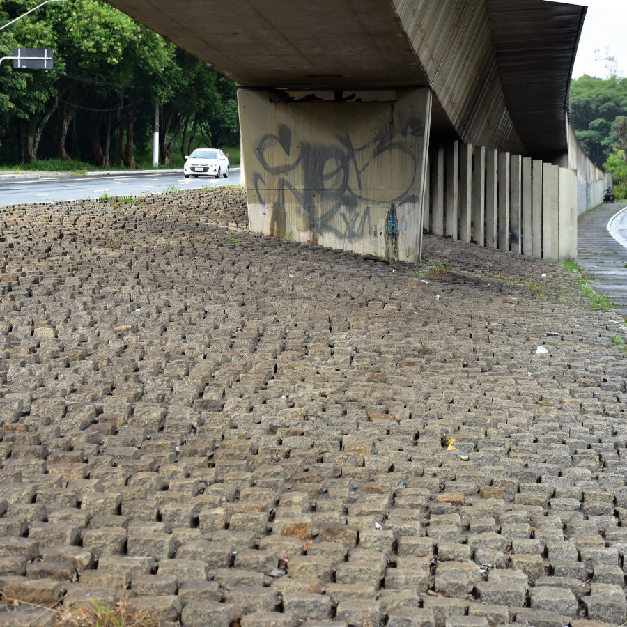 Defensive Architektur, Pflastersteine unter einer Brücke