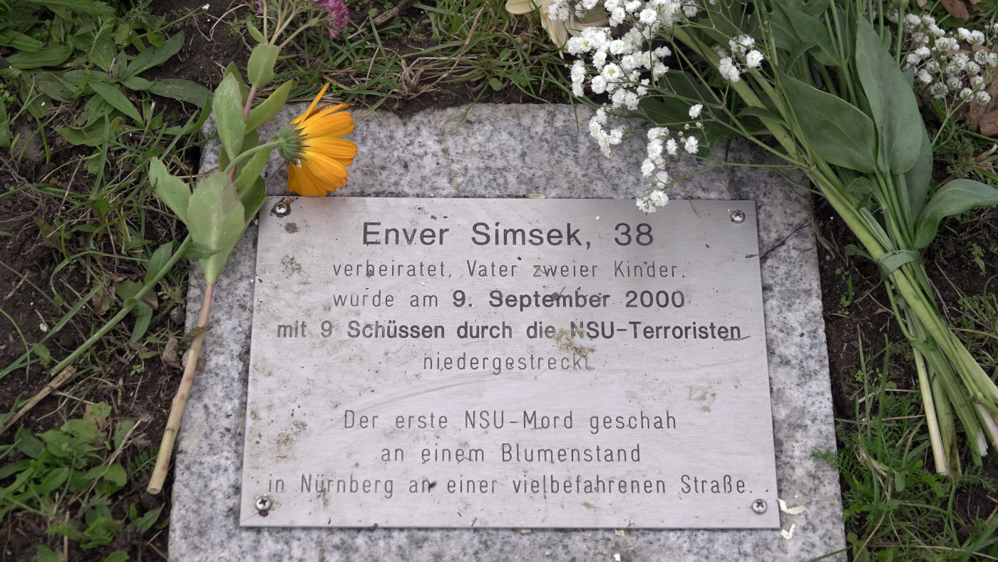 Am Tag vor dem 19. Todestag von Simsek wurde im Schwanenteichpark durch die Stadt Zwickau eine Deutsche Eiche zum Gedenken gepflanzt. Eine kleine Tafel vor dem Baum erinnert ebenfalls an das erste Mordopfer des NSU aus Zwickau.