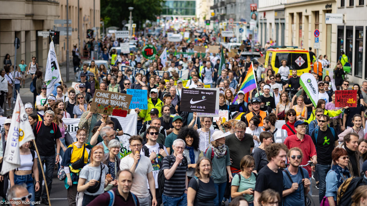 Teilnehmerinnen und Teilnehmer beim Klimastreik in Berlin.