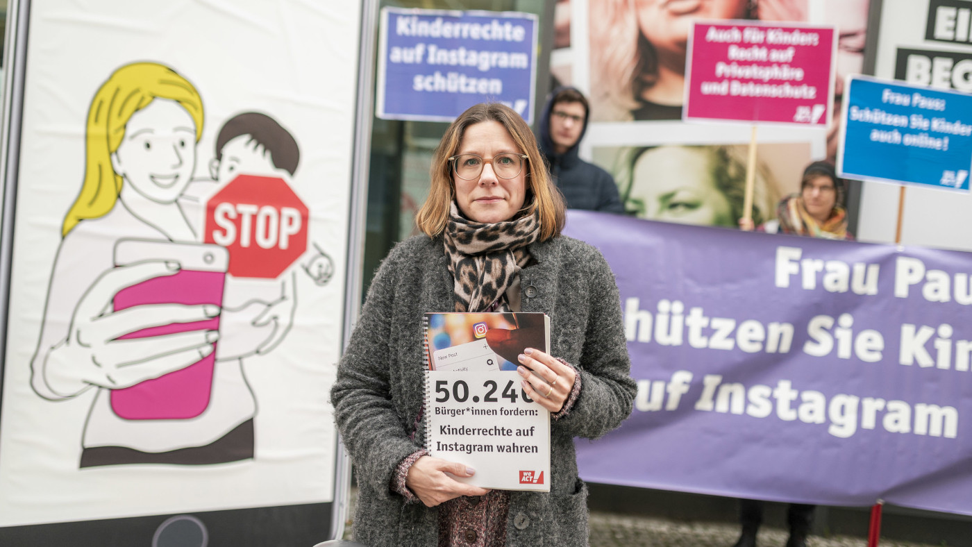 WeAct-Petentin Sara Flieder bei der Unterschriftenübergabe ihrer Petition für mehr Kinderrechte im Internet.