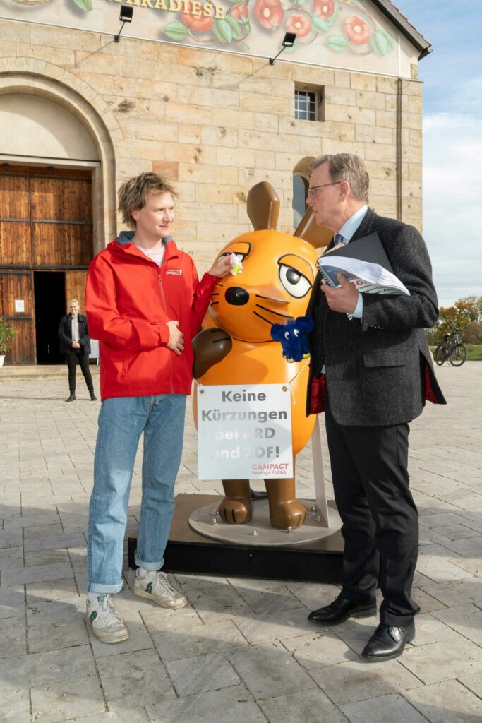 Die Maus übergibt über 340.000 Unterschriften an den Thüringer Ministerpräsidenten Bodo Ramelow. 