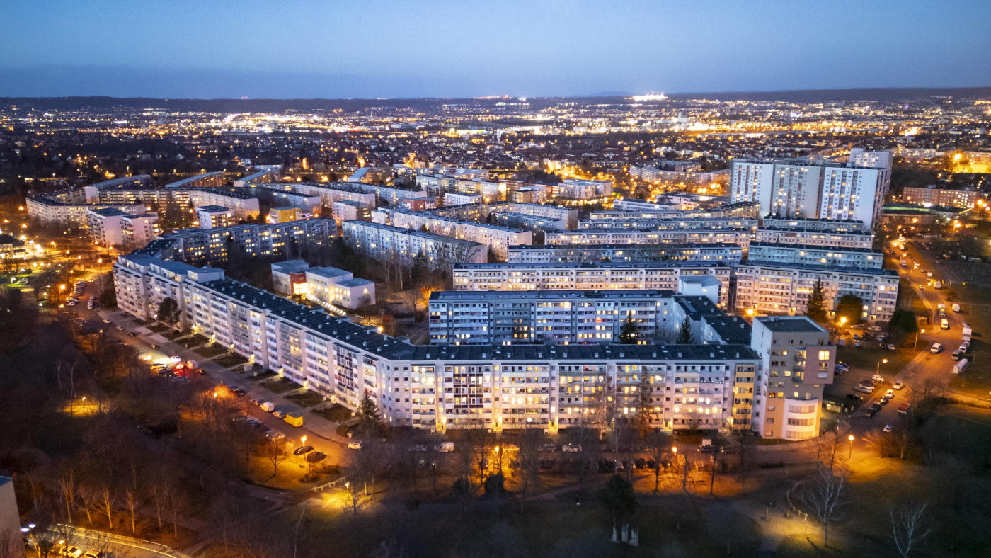 Blick auf den Dresdner Stadtteil Gorbitz, das größte Neubaugebiet von Dresden, gebaut in den 1980er Jahren, Gorbitz gehört zum Stadtbezirk Cotta, zu den Großvermietern der Wohnungen gehören die Vonovia sowie die Eisenbahner-Wohnungsbaugenossenschaft (EWG).