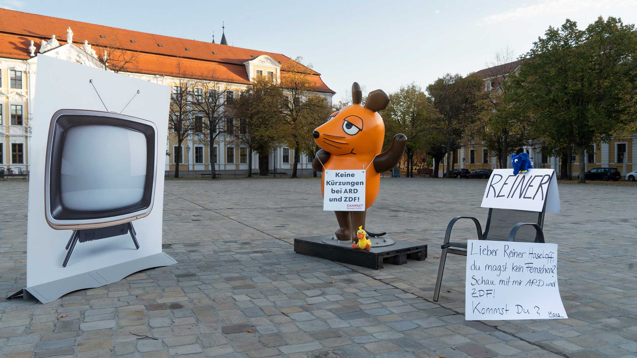 Die menschengroße Maus-Statue wartet in Magdeburg vergeblich auf den Ministerpräsidenten des Landes Sachsen-Anhalt Reiner Haseloff