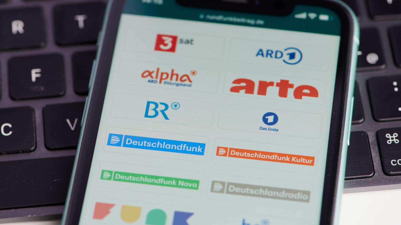 Icons der öffentlich-rechtlichen Rundfunkanstalten wie ARTE und ARD in Deutschland auf einem Smartphone-Display.