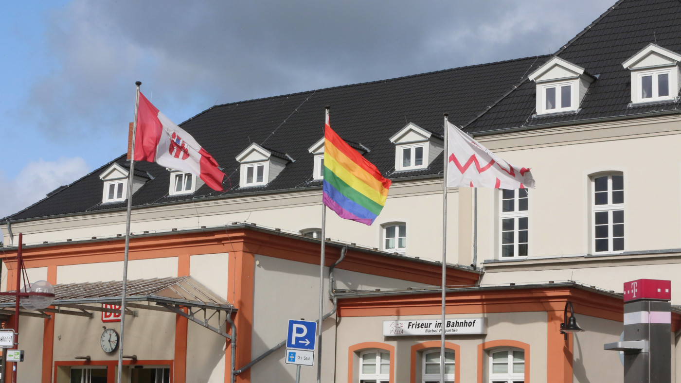 Eine Regenbogenfahne weht am Mittwoch 04.10.2023 in der Vier-Tore-Stadt Neubrandenburg Landkreis Mecklenburgische Seenplatte vor dem örtlichen Bahnhofsgebäude. Die Fahne ist ein Zeichen der Vielfalt und Toleranz.