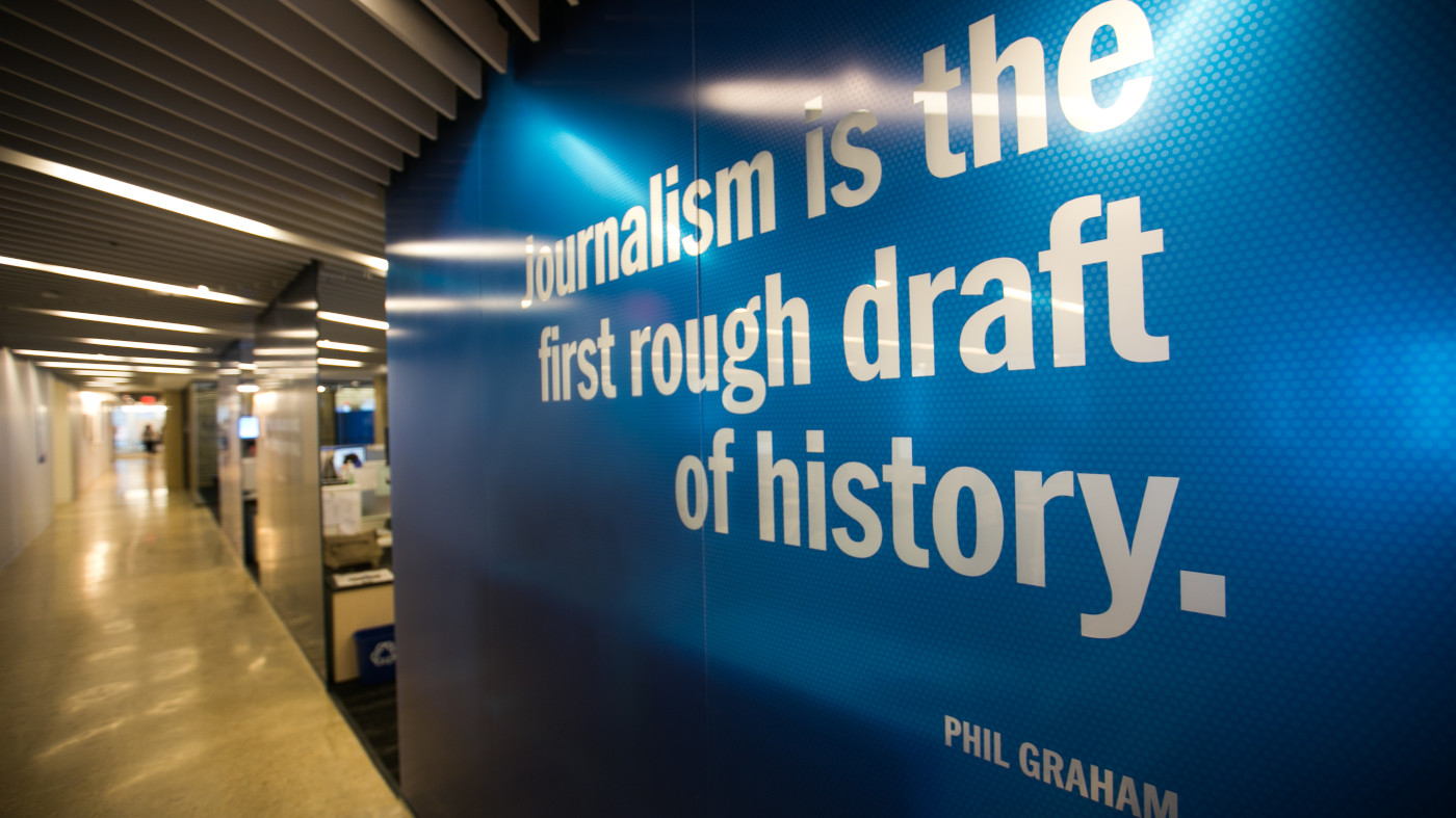 Auf einer Wand im Newsroom der Washington Post steht in weißer Schrift auf blauen Grund: "Journalism is the first rough draft of history." Geprägt haben soll ihn Phil Graham, ein langjähriger Herausgeber der Washington Post.