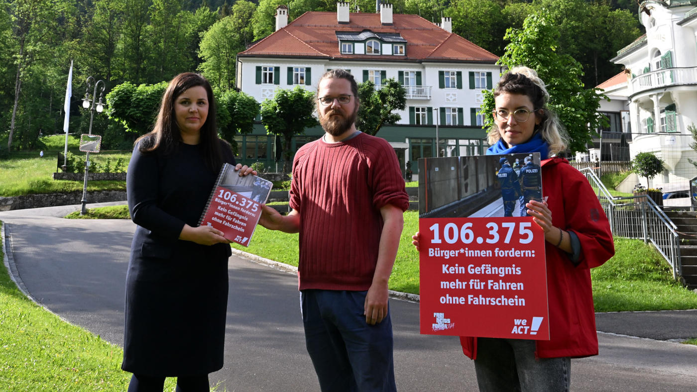 WeAct-Petent Arne Semsrott (Mitte) übergibt die Petition zur Abschaffung des Paragrafen 265a stellvertretend an die Hamburger Justizministerin Anna Gallina (Die Grünen, links). Foto: Christof Stache / Campact (CC BY-NC 2.0)