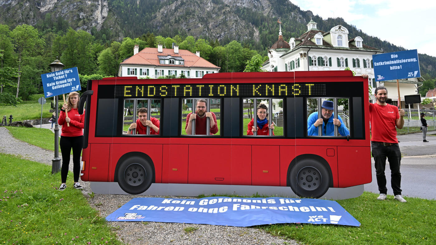 Aktive bei einer Aktion zur Konferenz der Justizminister*innen der Länder in Hohenschwangau. Foto: Foto: Christof Stache / Campact (CC BY-NC 2.0)