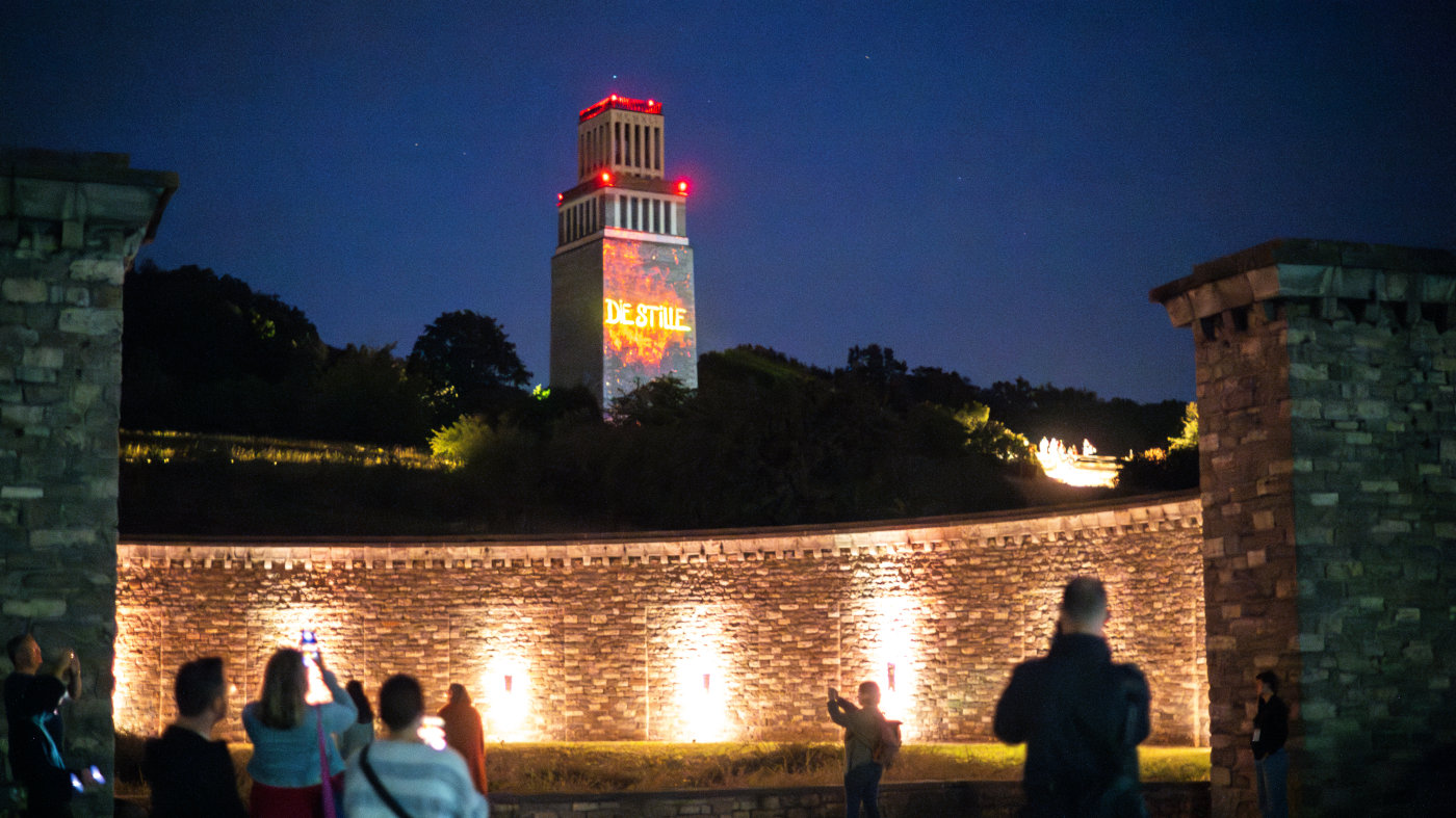 Eine Lichtinstallation am Glockenturm der Gedenkstätte Buchenwald ist Teil des Genius Loci Festivals mit dem Titel "Es ist 5 vor 33". Das Festival fand Ende August statt und widmete sich anlässlich der Landtagswahl in Thüringen den Themen Rechtsextremismus, Erinnerungskultur und Populismus. Foto: IMAGO / Funke Foto Services