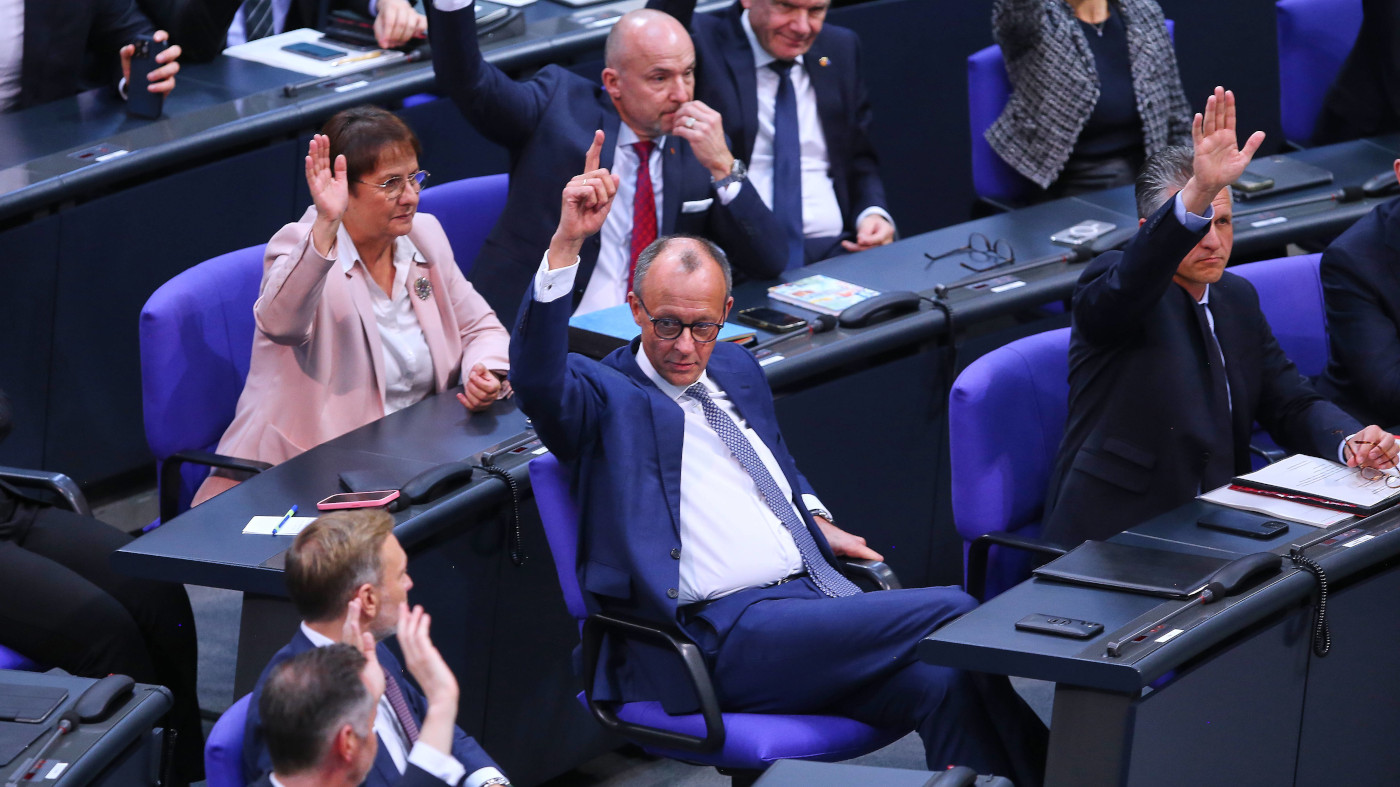 Abgeordnete der Unionsfraktion heben die Hand bei einer Abstimmung, darunter in der ersten Reihe CDU-Chef Friedrich Merz und Thorsten Frei, links angeschnitten sind auch die FDP-Politiker Christian Dürr und Christian Lindner zu sehen.