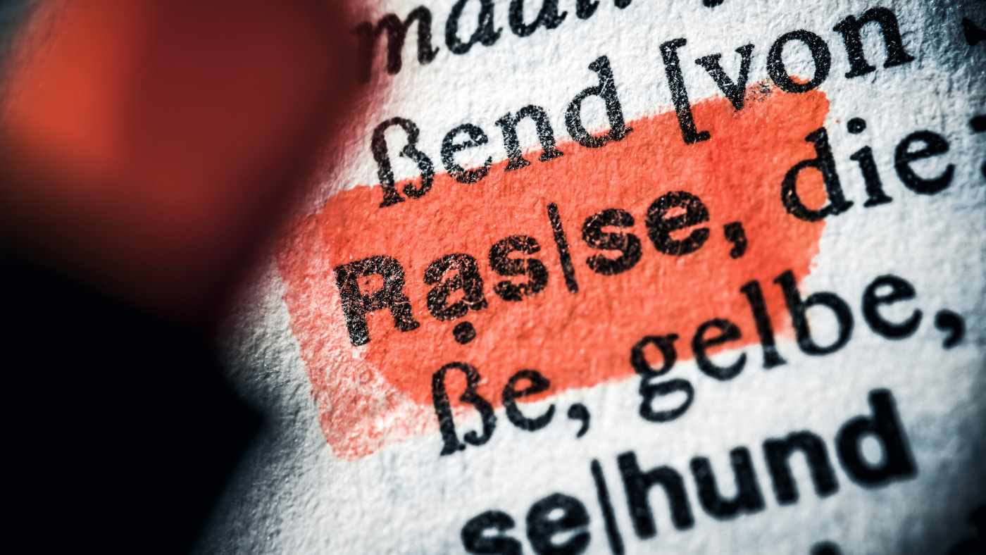 Das Wort Rasse in einem Wörterbuch. Es ist mit rotem Textmarker angestrichen.