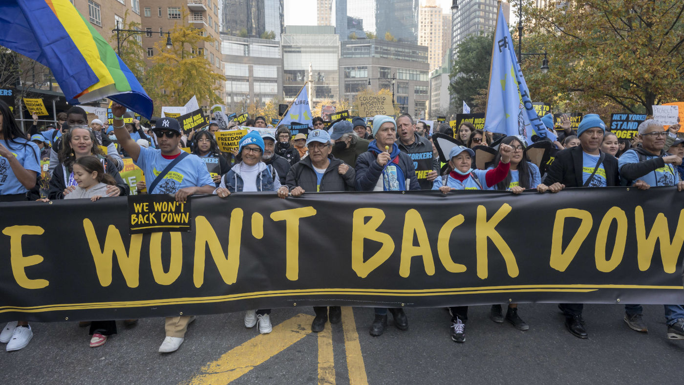 Aktivisten bei einem Protest gegen die kommende Trump-Regierung. Der Slogan auf ihren Plakaten: "We won't back down" ("Wir lassen uns nicht unterkriegen").