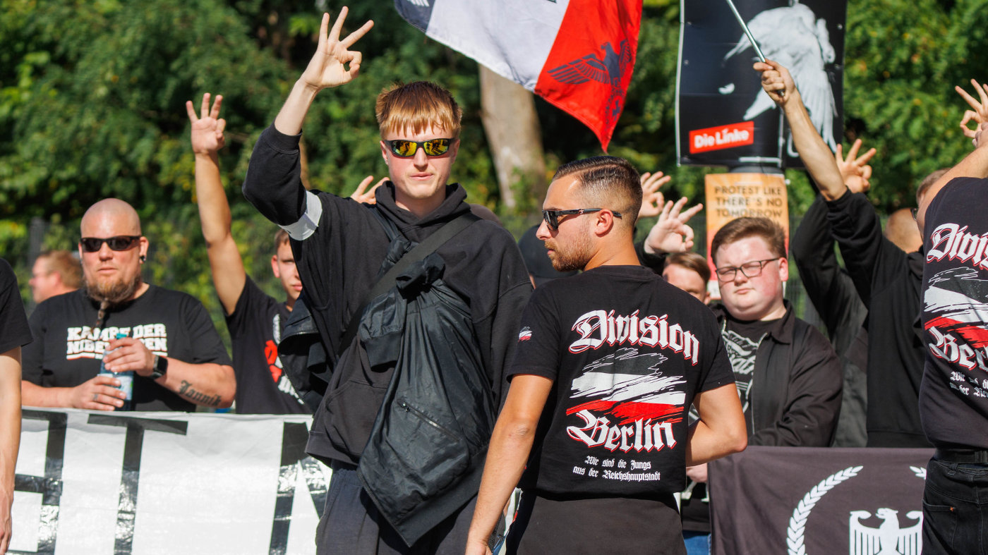 21. September 2024: Junge Männer bei einer Neonazi-Demo gegen den CSD in Oranienburg. Die Männer zeigen das "White Power"-Symbol, eine Handgeste der extremen Rechten.