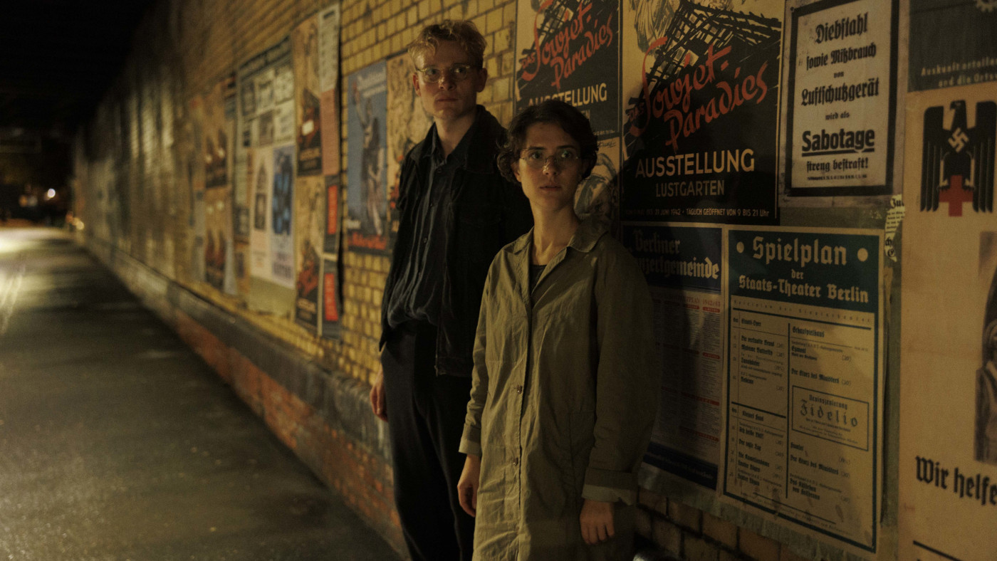 Ein Standbild aus dem Kinofilm "In Liebe, eure Hilde": Hilde (Liv Lisa Fries) und Hans Coppi (Johannes Hegemann) beteiligen sich an einer verbotenen Flugblattklebeaktion der sogenannten "Roten Kapelle" in Berlin.