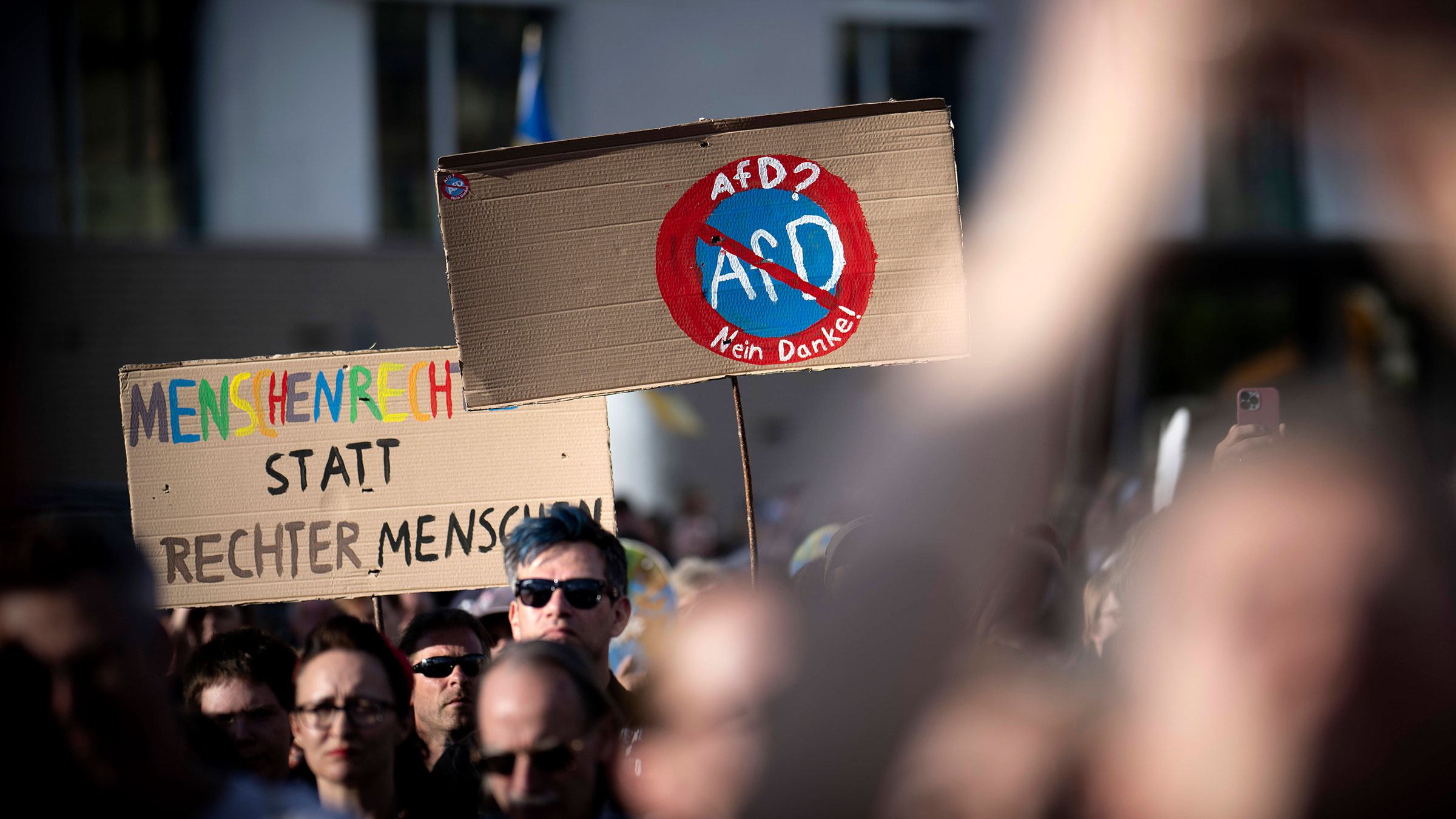 Demo gegen Rechtsextremismus: Jemand hält ein Schild in der Hand mit einem durchgestrichenen AfD-Symbol