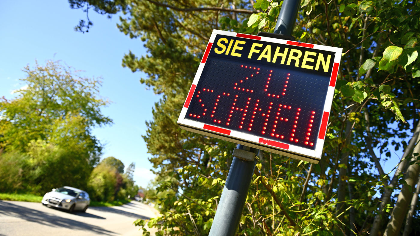 Geschwindigkeits-Anzeigetafel mit Schriftzug "Sie fahren zu schnell".