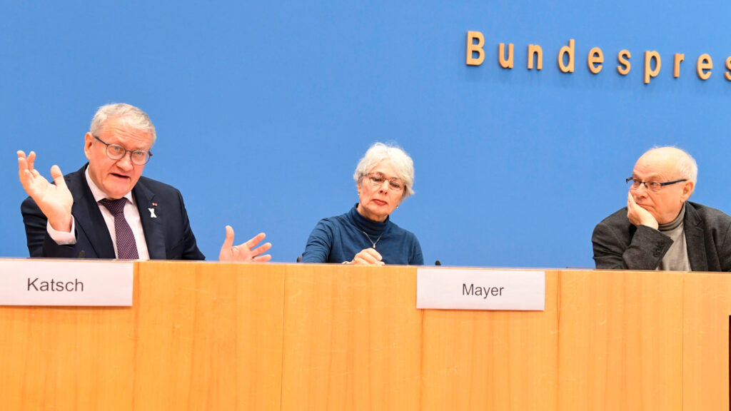 Matthias Katsch und  Astrid Mayer bei der Bundespressekonferenz 15 Jahre katholischer Missbrauchsskandal (Eckiger Tisch e.V.) im Haus der Bundespressekonferenz in Berlin, 14.01.2025