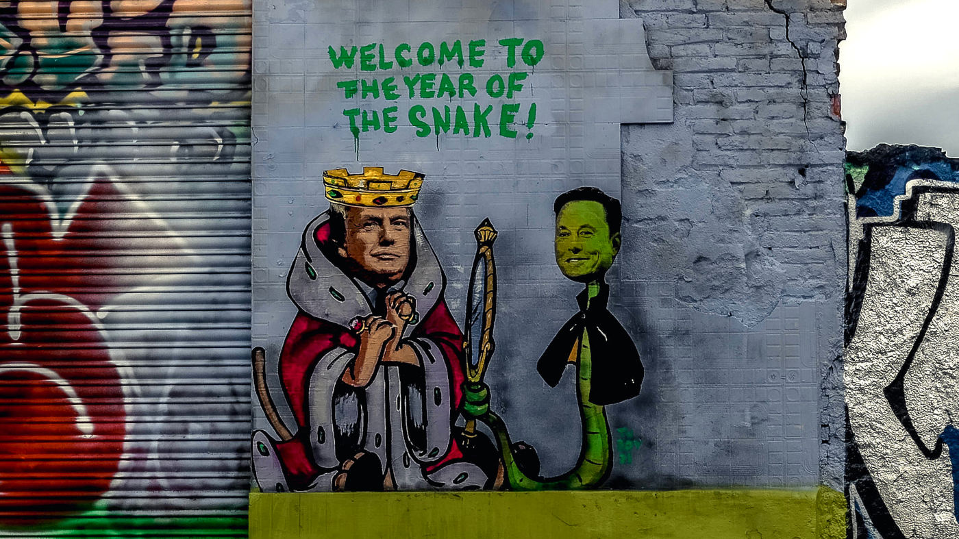 Ein Graffiti in Barcelona stellt US-Präsident Donald Trump als Prinz John und Elon Musk als seinen Schlangen-Berater Sir Hiss dar.