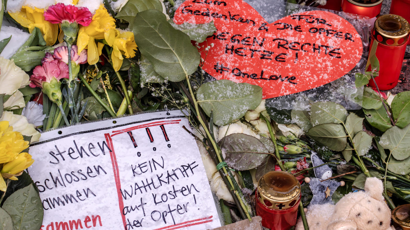 Gedenken an den Terroranschlag in München: Am Tatort erinnern Kerzen und Blumen an die Opfer.