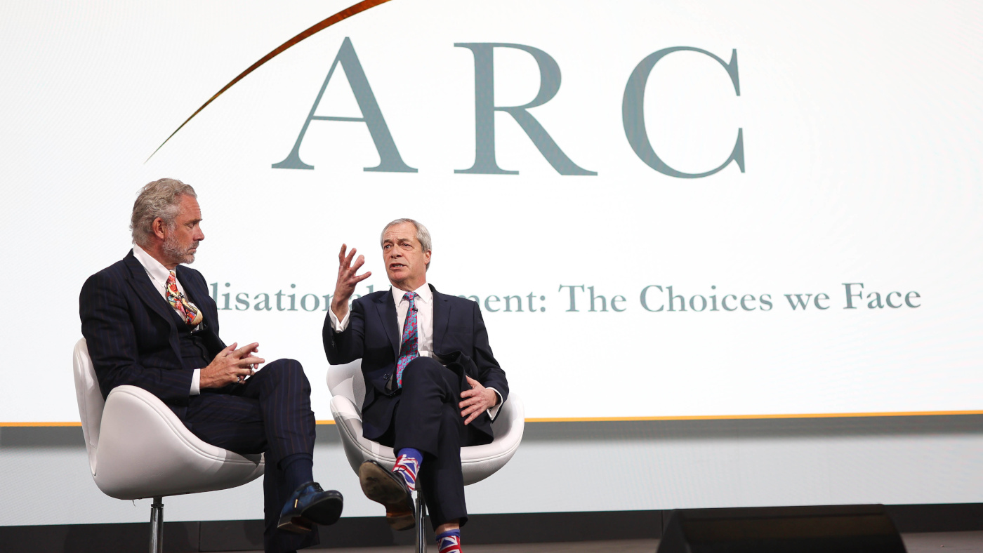 Zwei wichtige Personen im Kontext des ARC-Netzwerkes (ARC = Alliance For Responsible Citizenship) auf der ARC-Konferenz im Februar 2025: Der Pro-Brexit-Politiker Nigel Farage und Konferenz-Mitorganisator Jordan Peterson