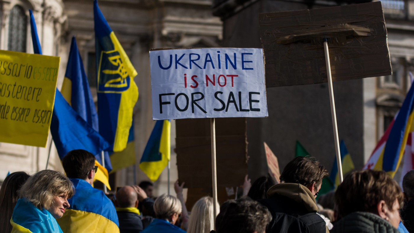 Demonstrierende bei einem Protest in Rom, Italien zum dritten Jahrestag des Überfalls von Russland auf die Ukraine.