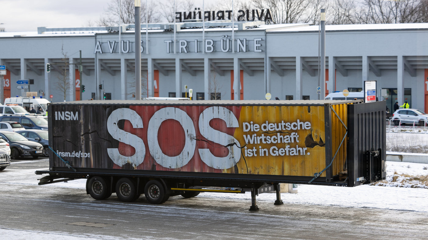 Ein LKW-Trailer der INSM steht als Demonstrationsplattform mit der Aufschrift "INSM SOS Die deutsche Wirtschaft ist in Gefahr" vor dem Veranstaltungsgebäude des außerordentlichen Bundesparteitags der SPD am 11. Januar in Berlin. Der Lobbyverein versucht massiv, Einfluss in den Wahlkampf zu nehmen.