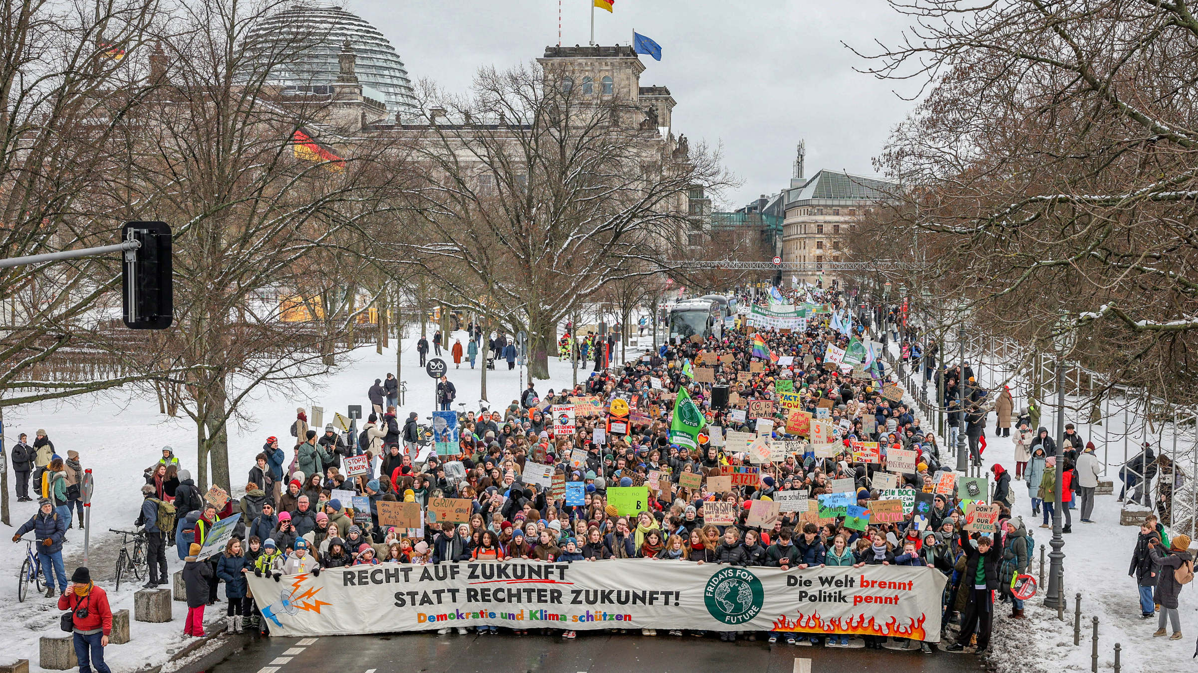 Junge Menschen protestieren beim Klimastreik von Fridays for Future in Berlin für Klimaschutz. In der ersten Reihe der Demo wird ein Banner gehalten mit der Aufschrift: Recht auf Zukunft statt rechter Zukunft.