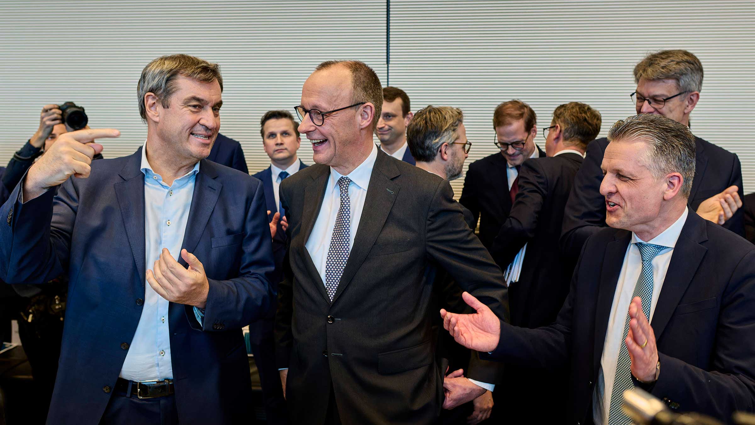 Der Frauenanteil im neuen Bundestag sinkt – das liegt auch an der Union. Auf dem Foto im Vordergrund zu sehen: Markus Söder (CSU), Friedrich Merz (CDU) und Thorsten Frei (CDU)